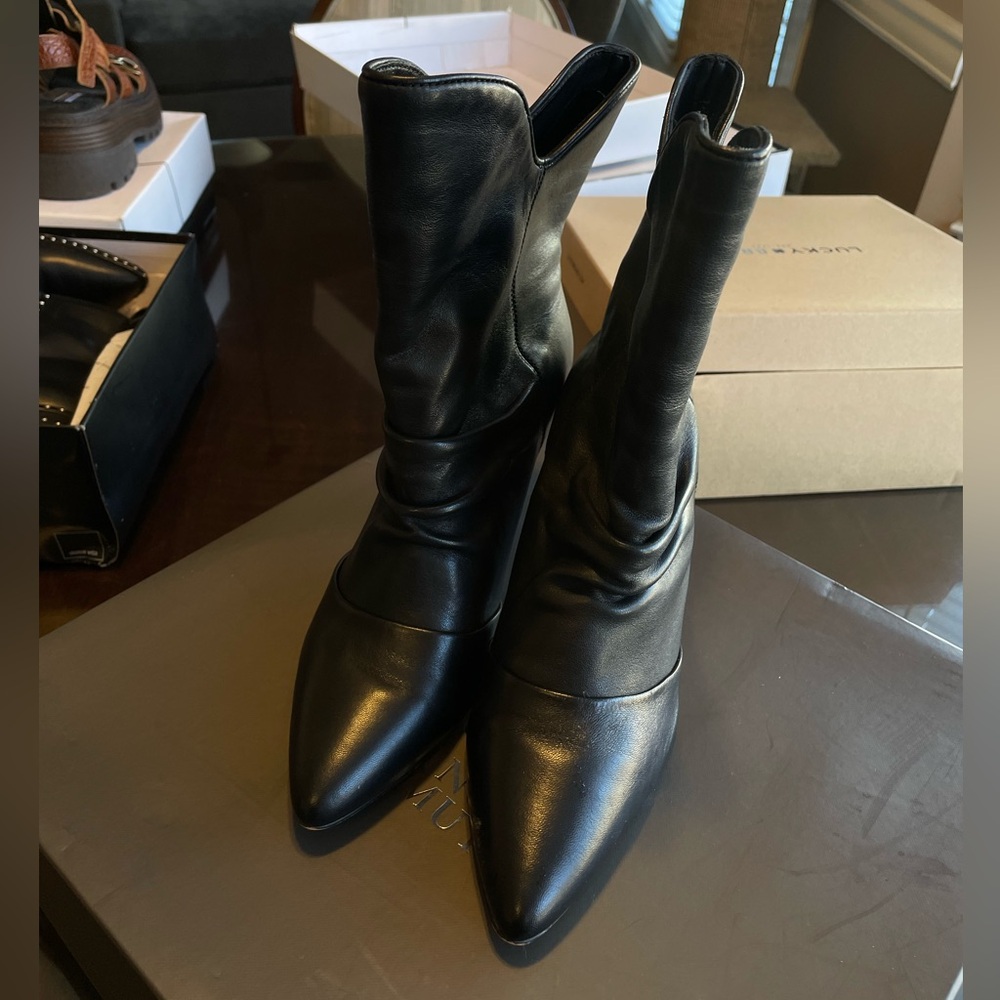 VINCE CAMUTO Pointed toe boots